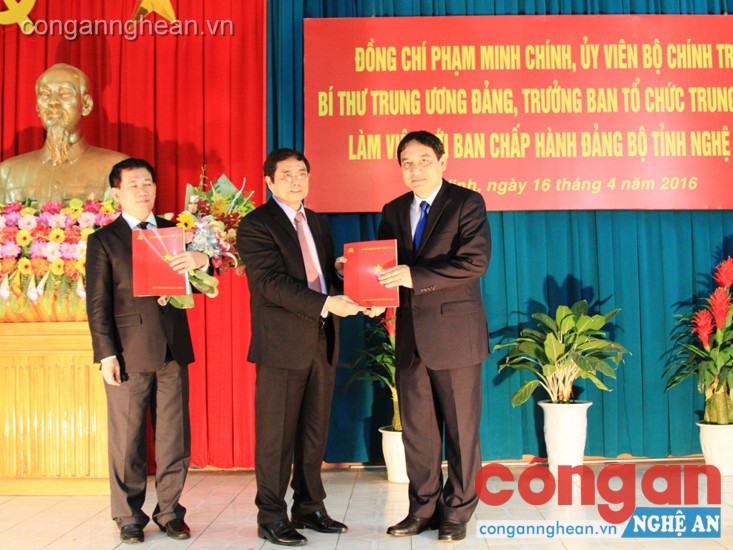Trao quyết định phân công, điều động công tác đối với đồng chí Hồ Đức Phớc và Nguyễn Đắc Vinh