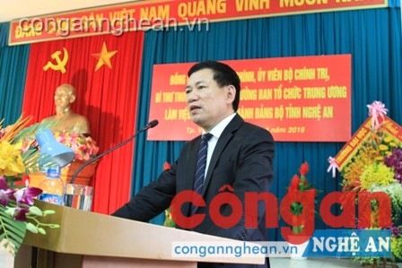 Trước khi nhận nhiệm vụ công tác mới, nguyên Bí thư Tỉnh ủy Nghệ An Hồ Đức Phớc phát biểu cảm ơn sự đoàn kết, giúp đỡ của các đồng chí trong BTC, BCH cùng đồng bào, đồng chí và nhân dân tỉnh nhà trong thời gian qua