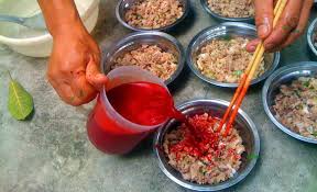 Tiết canh khiến người nước ngoài kinh hãi