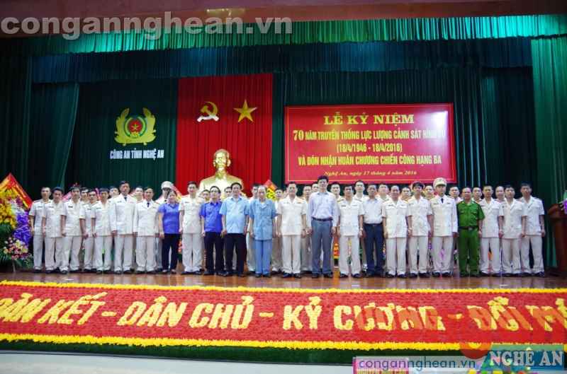 Các đại biểu chụp ảnh lưu niệm