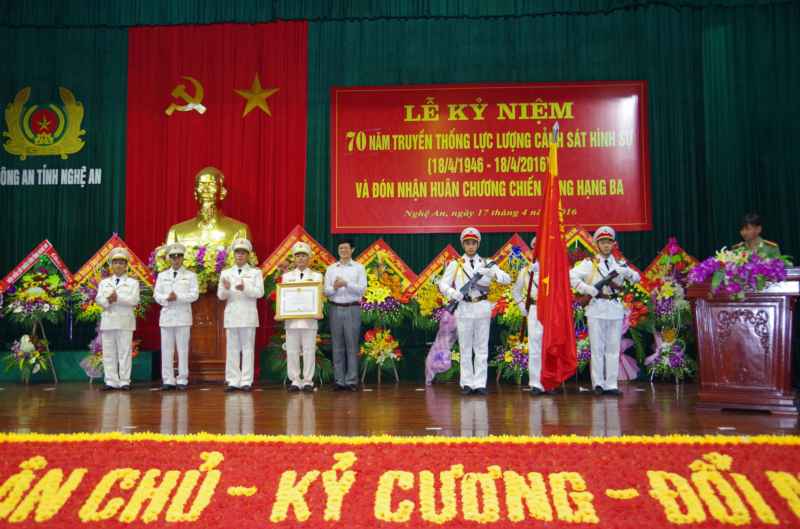 Cảnh sát hình sự Công an Nghệ An đón nhận Huân chương Chiến công hạng Ba