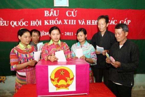 Cử tri dân tộc thiểu số đi bỏ phiếu bầu Quốc hội khóa XIII và HĐND các cấp.
