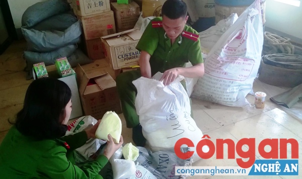 Công an TP Vinh kiểm đếm số chất bột tẩy trắng và bột vàng ô