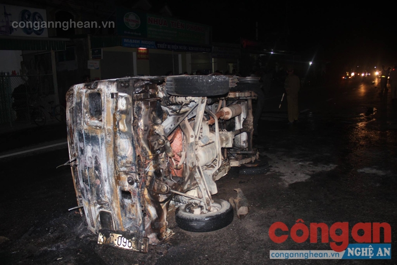Phần đầu xe tải bị hư hỏng nặng