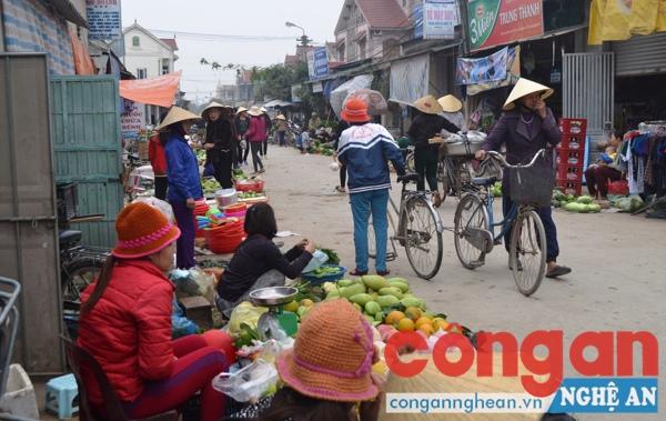 Đường liên xã biến thành nơi họp chợ