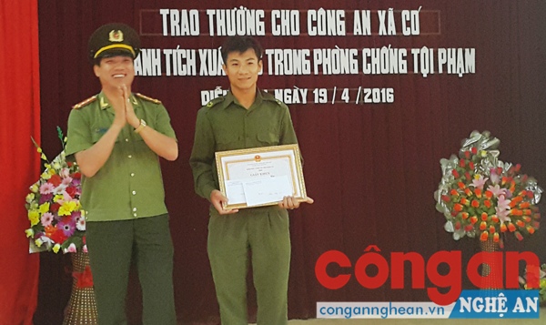 Đồng chí Đại tá Lê Khắc Thuyết Phó Giám đốc Công an tỉnh trao Giấy khen của Giám đốc Công an tỉnh cho đồng chí Nguyễn Văn Điệp