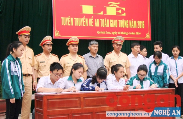 Trao mũ bảo hiểm cho học sinh
