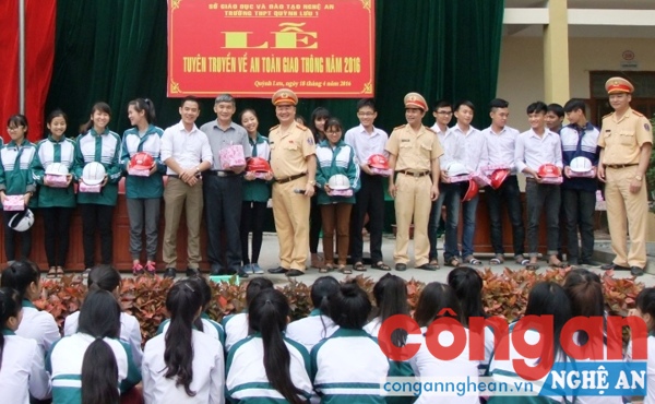 Trao mũ bảo hiểm và tập vở cho các em học sinh