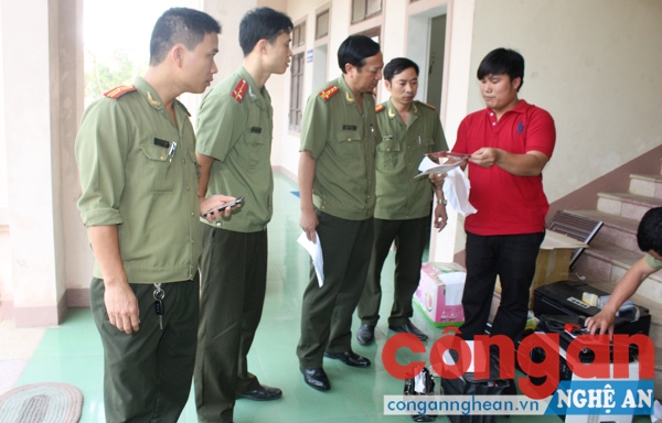Cán bộ Phòng ANĐT kiểm tra các thiết bị được sử dụng để làm tài liệu, con dấu giả