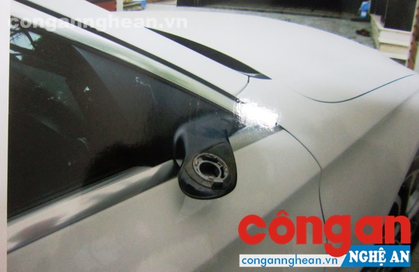 “Xế hộp” tại TP Vinh bị Tú và Sơn lấy trộm gương chiếu hậu