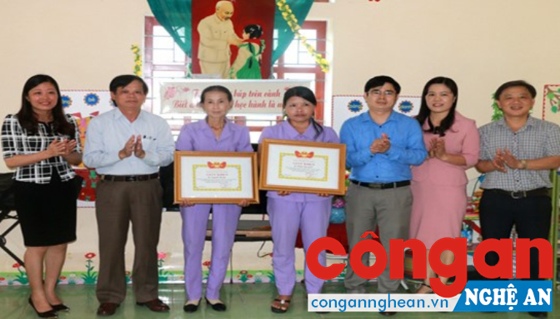 Khen thưởng 2 cô giáo mầm non dũng cảm