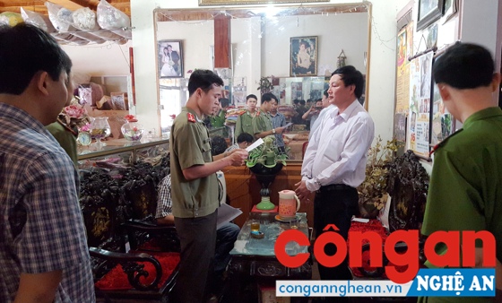 Phòng An ninh điều tra Công an Nghệ An đọc lệnh bắt, khám xét khẩn cấp đối với Phạm Duy Tuyên