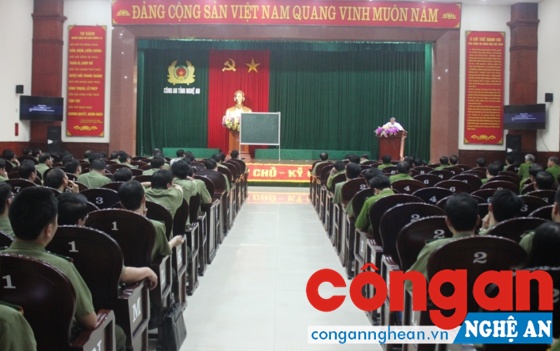 Thiếu tướng Lê Văn Cương nói chuyện thời sự tại Công an Nghệ An