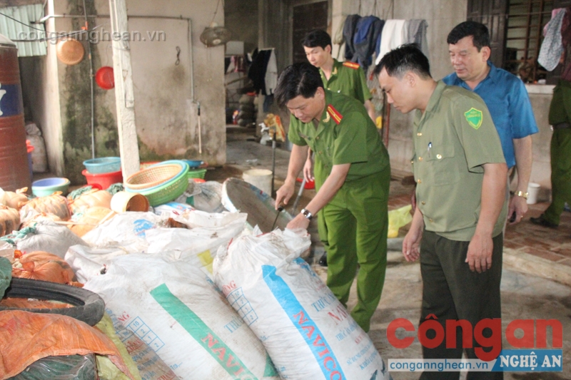 Nghệ An: Phát hiện 9,5 tấn măng bốc mùi hôi thối