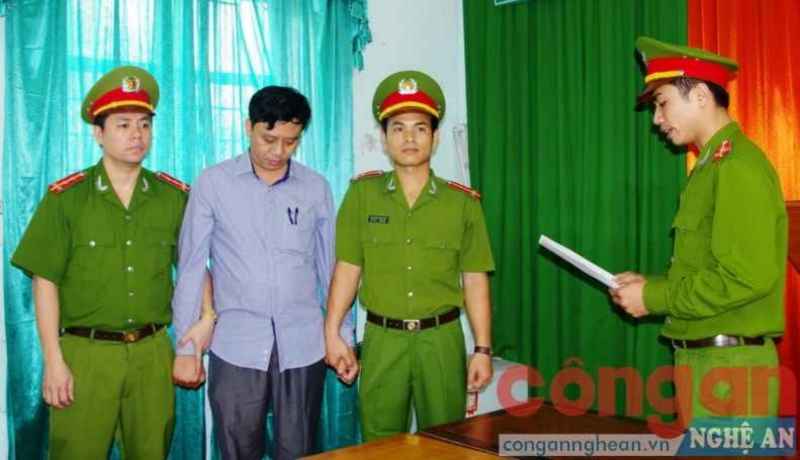 Dẫn giải Tiến ra xe chở phạm