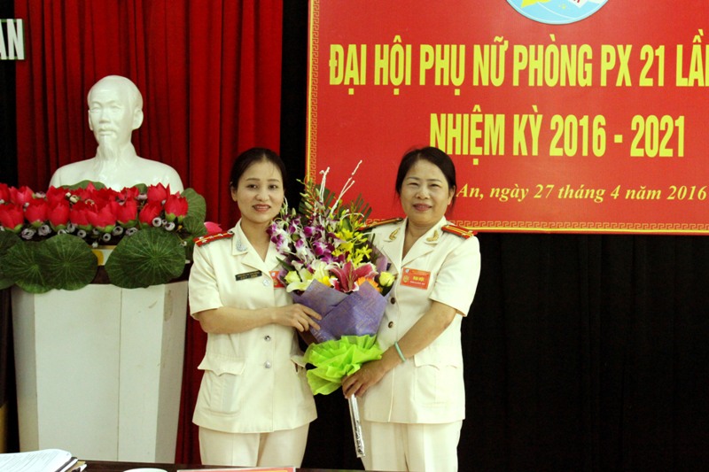 Tặng hoa chia tay Ban chấp hành cũ.