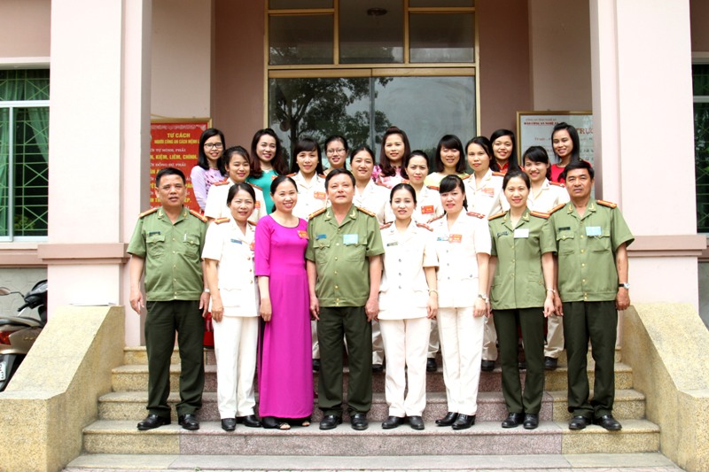 Cán bộ, hội viên chụp ảnh lưu niệm với các đại biểu.
