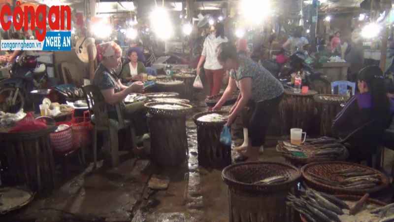 Gian hàng cá biển chỉ toàn người bán
