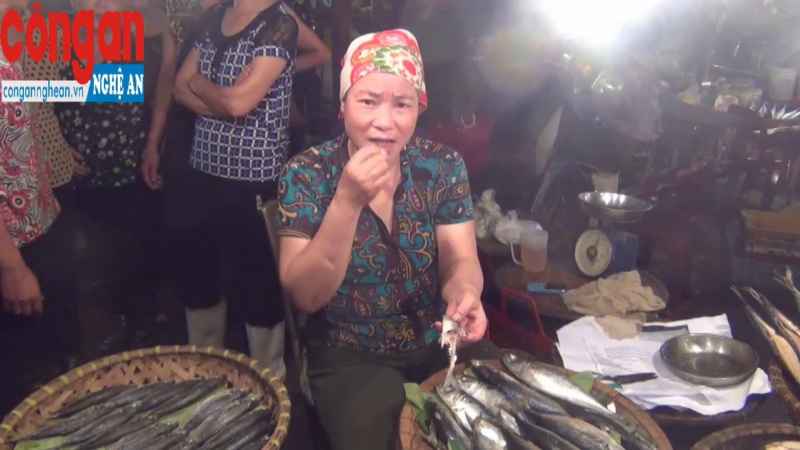 Để chứng minh cá sạch, bà Vinh ăn cá trích nướng ngay tại chợ