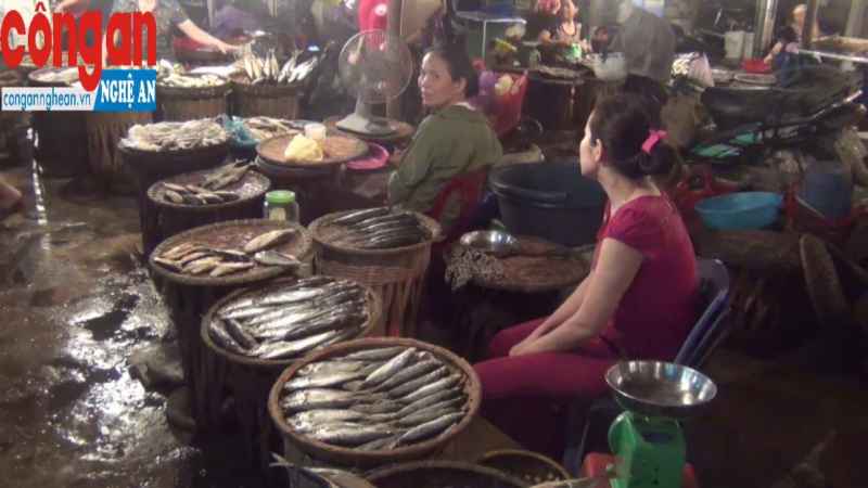 Tiểu thương bán cá biển ngồi buồn thiu hóng khách