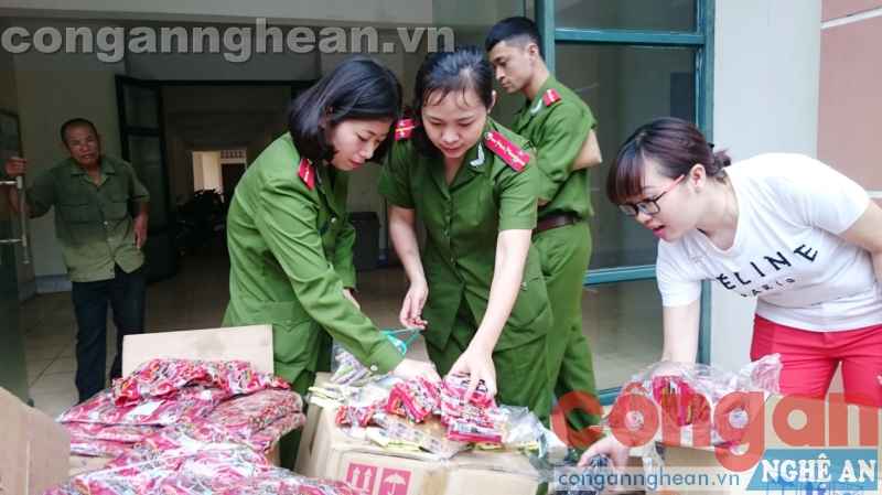 TP Vinh: Thu giữ hơn 1 tấn quà vặt trẻ em do Trung Quốc sản xuất