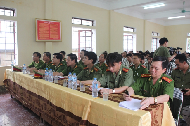 Các đại biểu dự lễ công bố quyết định giảm thời hạn chấp hành án phạt tù