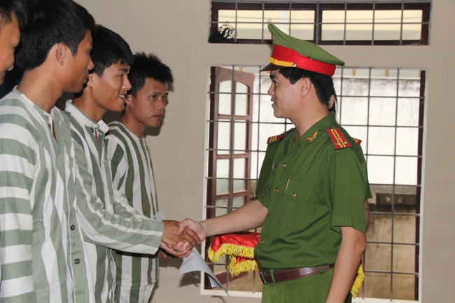 23 phạm nhân ở Trại tạm giam CA Nghệ An được xét giảm án dịp 30/4