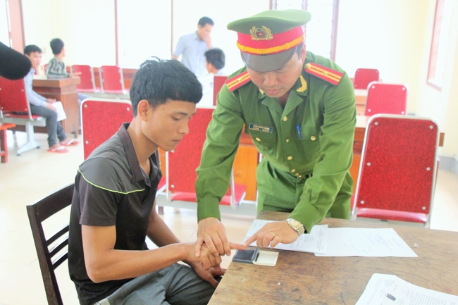 Cán bộ Trại tạm giam làm thủ tục ra trại cho những người chấp hành xong án phạt tù