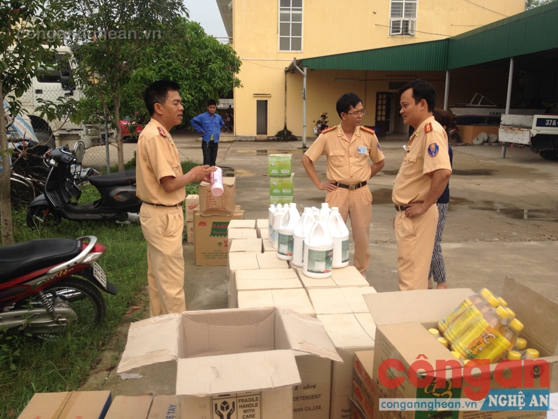 Đội CSGT Công an TP Vinh đang tiến hành kiểm tra số hàng hóa nói trên