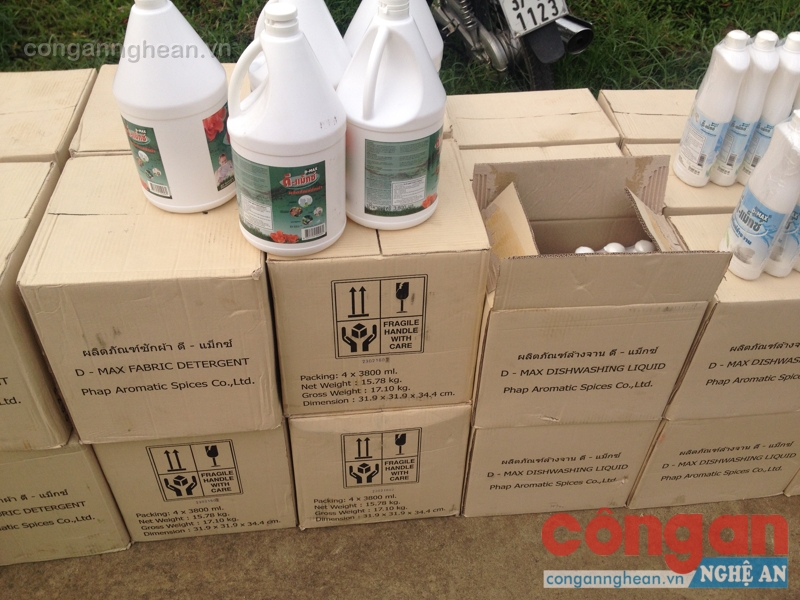 Phát hiện ô tô chở gần 700 chai nước gia dụng không rõ nguồn gốc