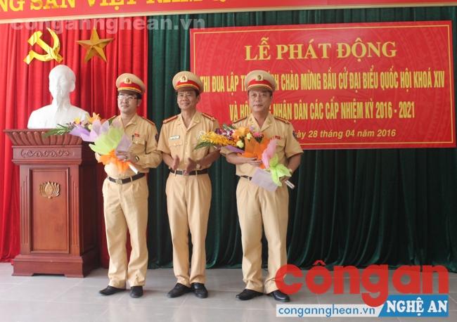 Đồng chí Thượng tá Bạch Hưng Dũng tặng hoa cho cán bộ chiến sỹ có thành tích xuất sắc trong đợt thi đua 