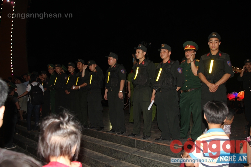 Cảnh sát Cơ động làm nhiệm vụ bảo vệ vòng ngoài nơi diễn ra Lễ hội