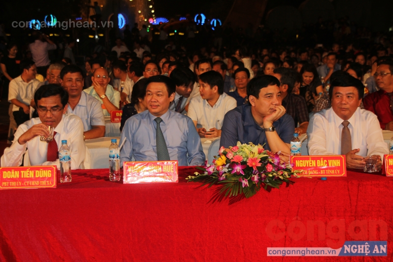 Các đại biểu tới dự