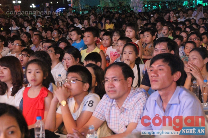 Đông đảo người dân đến với Lễ hội