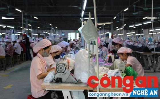 Công nhân Công ty Matrix Vinh trong giờ làm việc