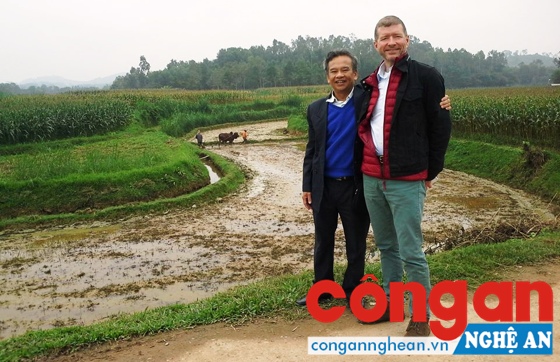 Ông Văn và Thomas chụp ảnh lưu niệm tại hiện trường máy bay rơi ở xã Thanh Tiên, huyện Thanh Chương