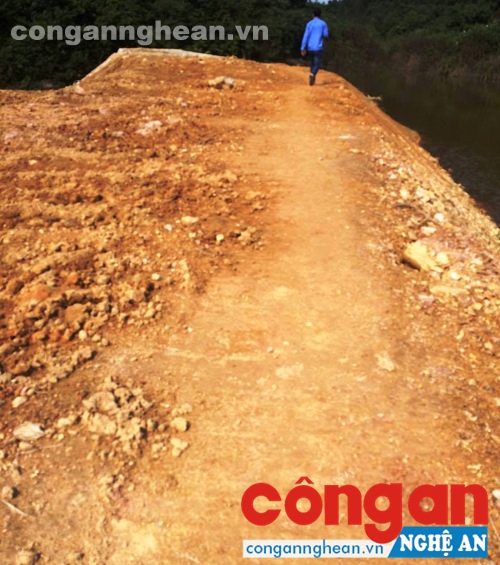 Công ty Bình Hà đang thi công xây dựng đập chặn dòng tại khe Cát