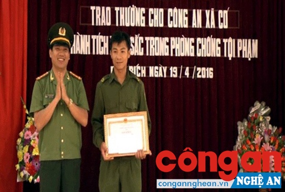   Đồng chí Đại tá Lê Khắc Thuyết, Phó Giám đốc Công an tỉnh trao Giấy khen của Giám đốc Công an tỉnh cho anh Nguyễn Văn Điệp