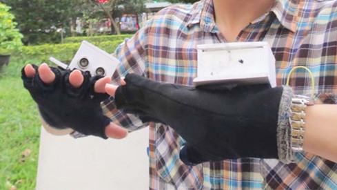 Đôi găng tay có 2 phần gồm chiếc trái và chiếc phải có các chức năng khác nhau - Ảnh: Tuyết Khoa