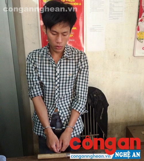  Đối tượng Lương Văn Vắn và con dao gây án