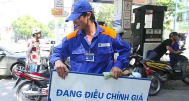 Xăng tăng giá gần 700 đồng/lít