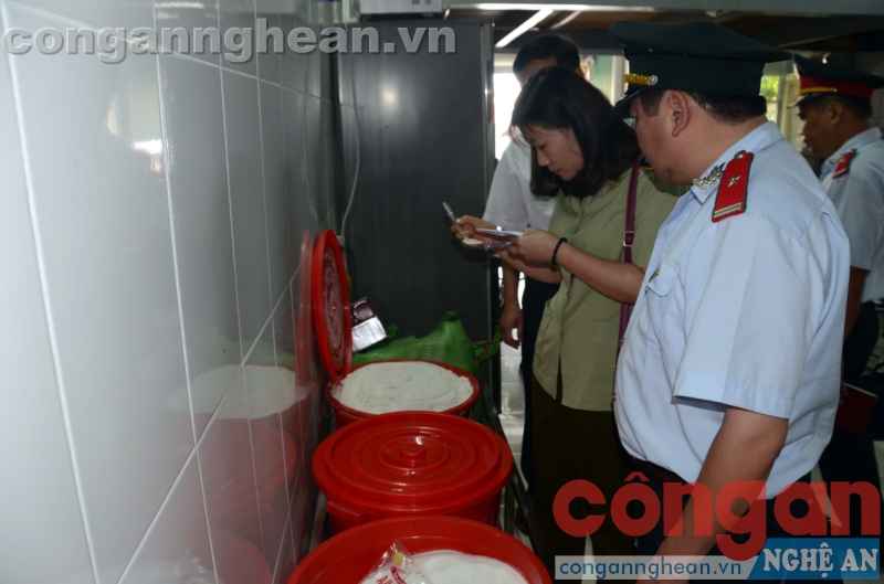 Nghệ An: Tạm dừng một cơ sở sản xuất giò chả