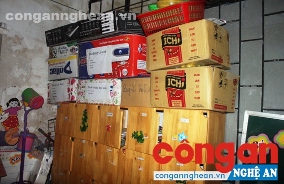 Phòng học chật chội nên đồ chơi, thiết bị dạy học được để ở những nơi không an toàn