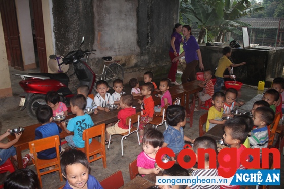 Phòng ăn của điểm trường Mầm non Quỳnh Vinh B đặt cạnh bể nước và khu chế biến thức ăn