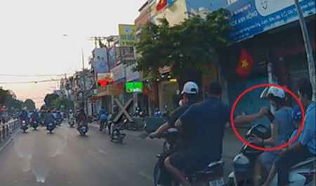 Cảnh giác: Bỏ điện thoại trong túi váy cũng bị giật