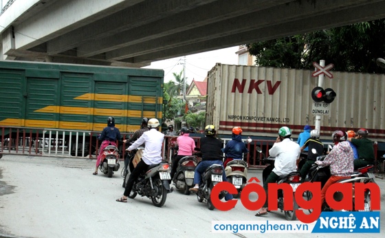  Tại các điểm có rào chắn, trật tự ATGT đường sắt luôn được đảm bảo
