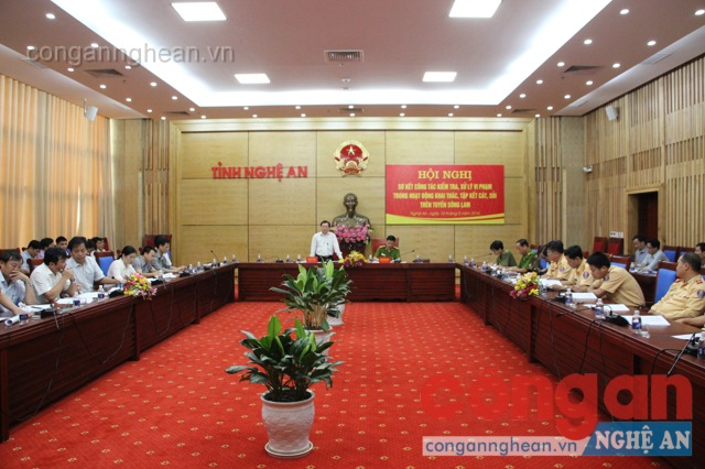 Đồng chí Đinh Viết Hồng - Phó Chủ tịch UBND tỉnh và đồng chí Đại tá Nguyễn Mạnh Hùng - Phó Giám đốc Công an tỉnh đồng chủ trì