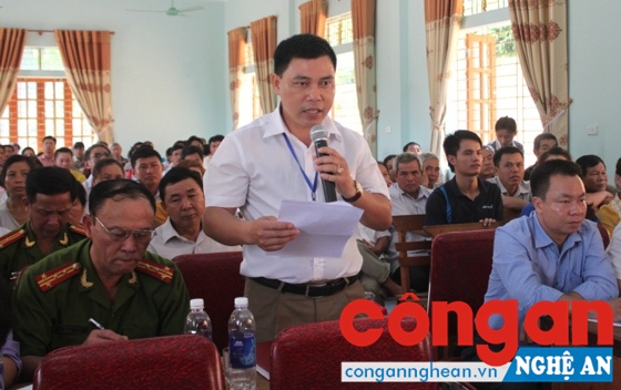 Cử tri phát biểu ý kiến tại hội nghị