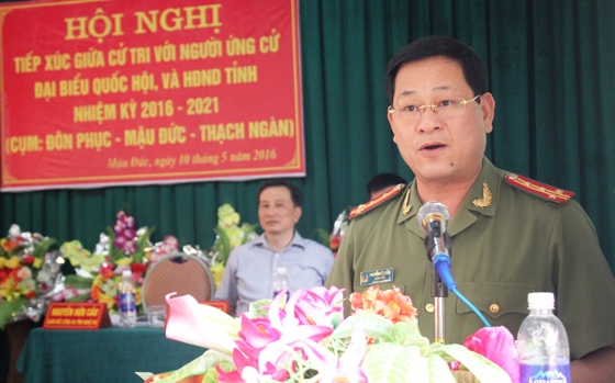 Đồng chí Đại tá Nguyễn Hữu Cầu, UV BTV Tỉnh ủy, Giám đốc Công an tỉnh, ứng cử viên Đại biểu Quốc hội giải đáp các ý kiến, kiến nghị của các cử tri tại Hội nghị