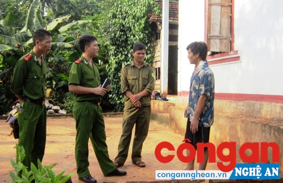 Công an huyện Nghĩa Đàn và Công an xã tăng cường xuống cơ sở tuyên truyền, quản lý nhân, hộ khẩu phục vụ công tác bầu cử